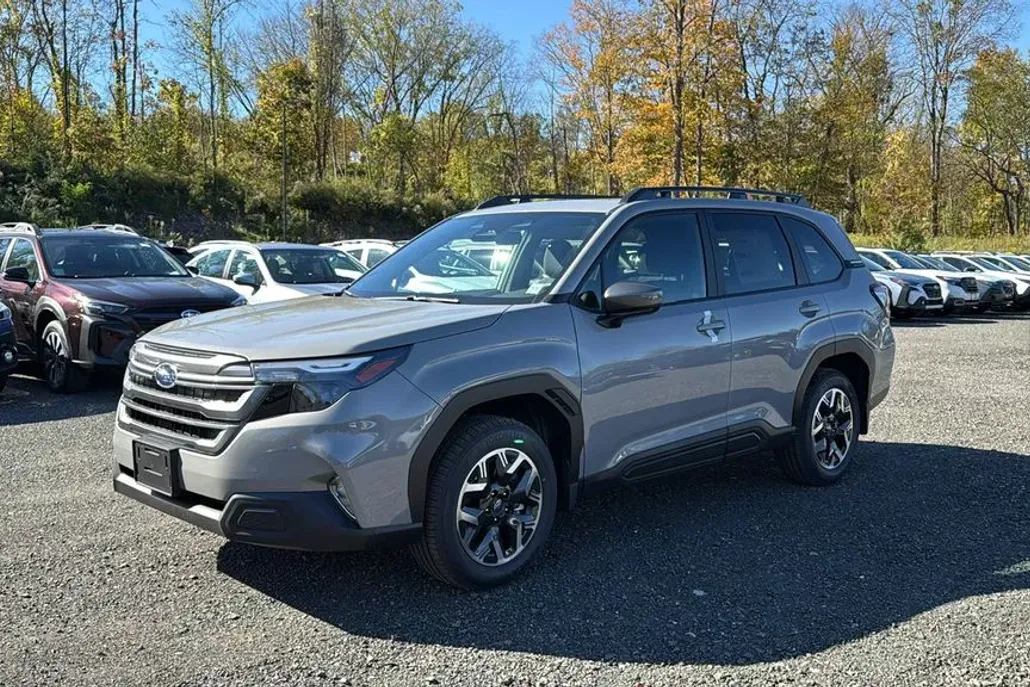2025 Subaru Forester Premium Base photo 1