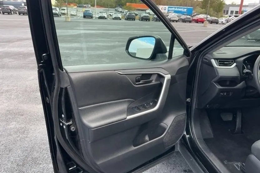 2022 Toyota RAV4 Hybrid LE photo 1