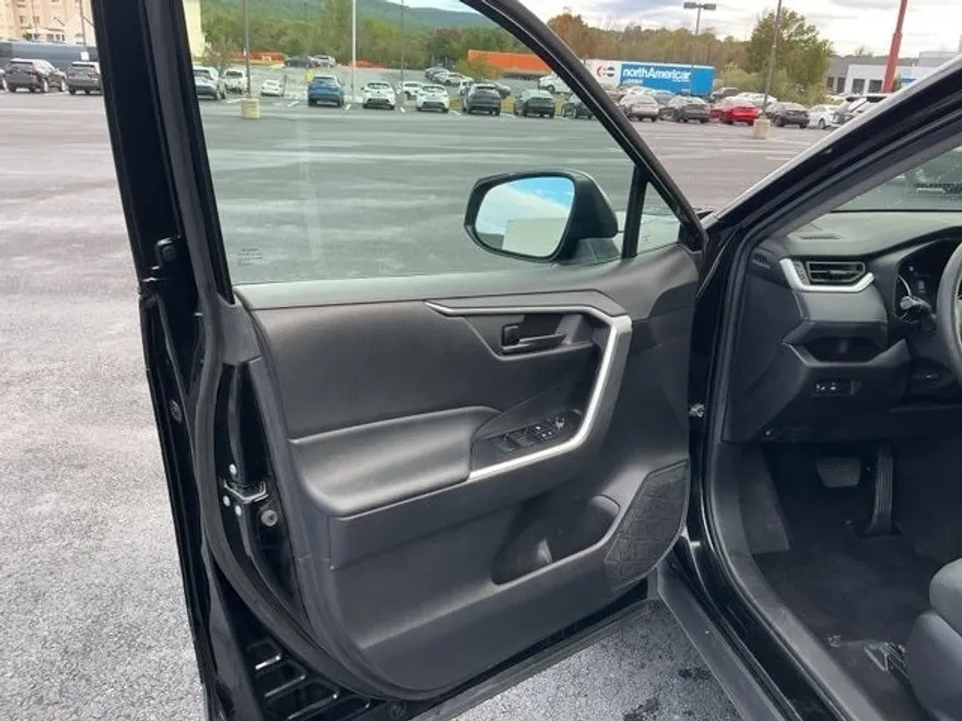 2022 Toyota RAV4 Hybrid LE photo 1