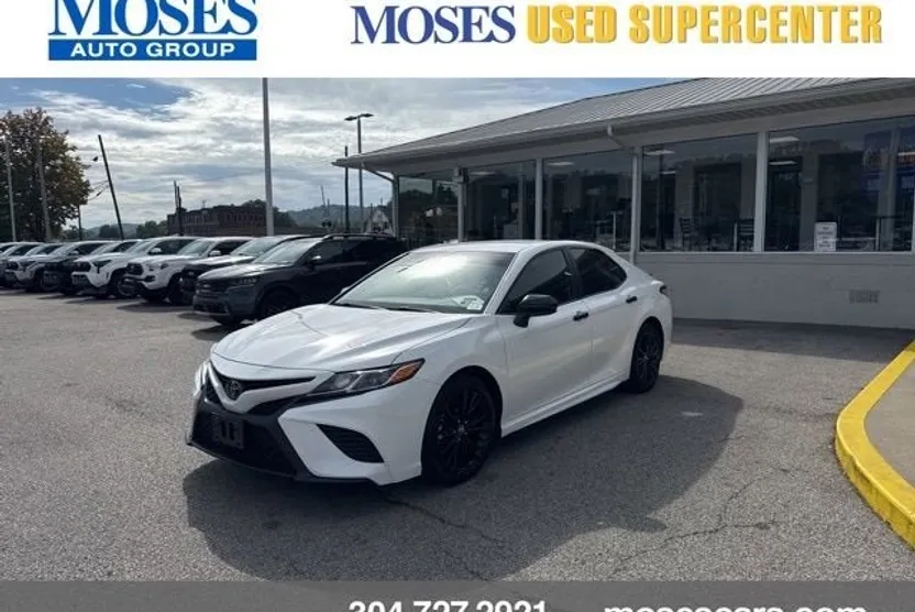 2020 Toyota Camry SE photo 1