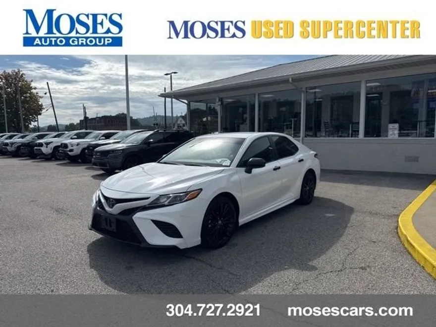 2020 Toyota Camry SE photo 1
