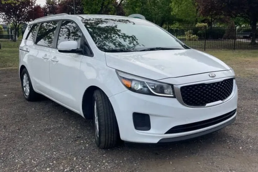 2016 Kia Sedona LX photo 1