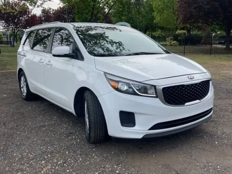 2016 Kia Sedona LX photo 1