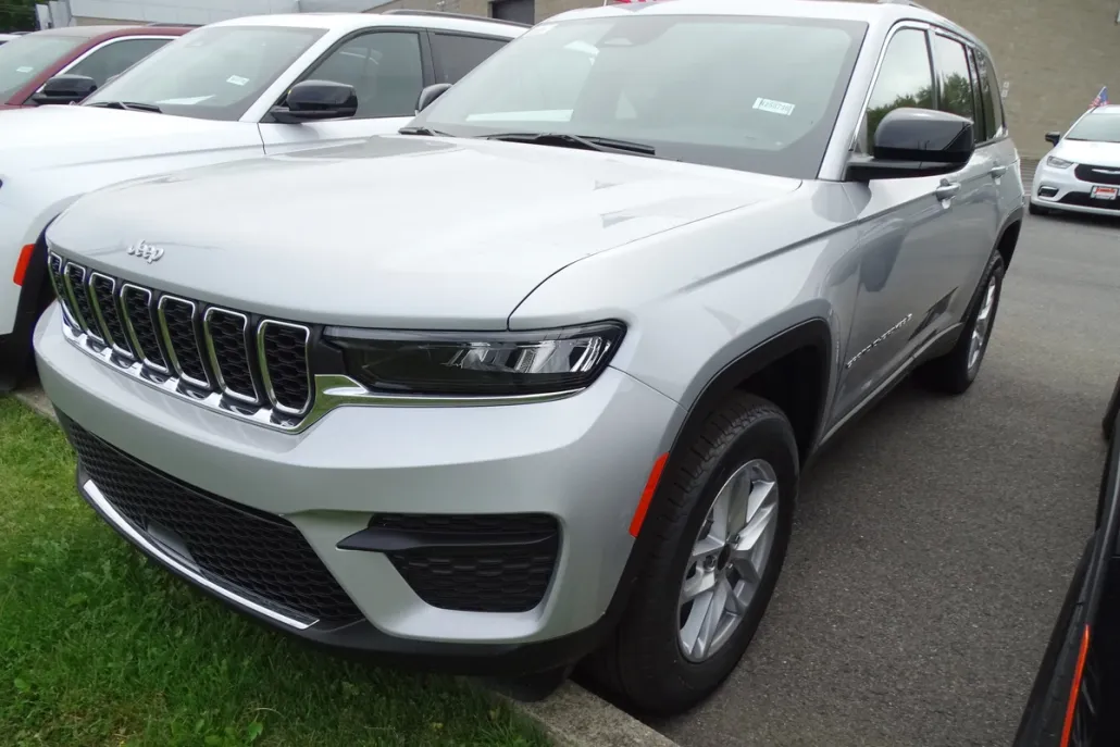 2025 Jeep Grand Cherokee Laredo photo 1