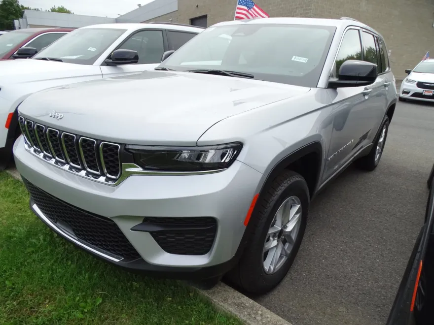 2025 Jeep Grand Cherokee Laredo photo 1