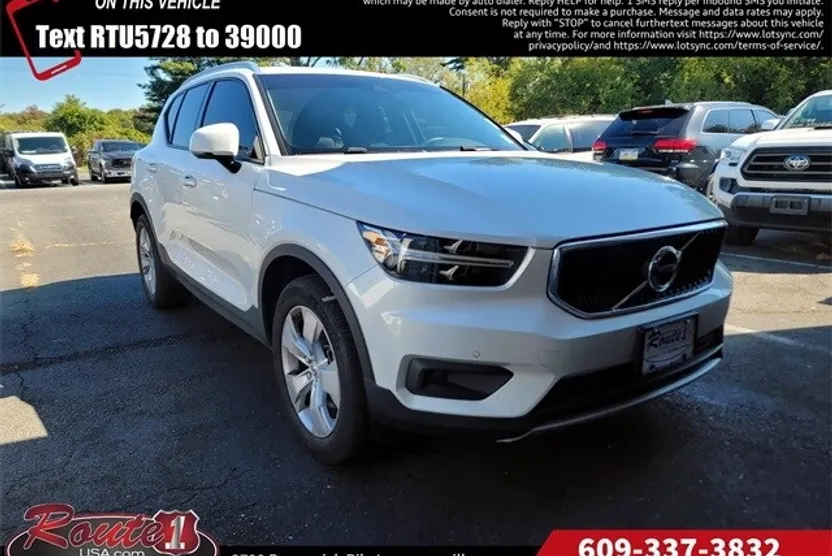 2022 Volvo XC40 Momentum photo 1