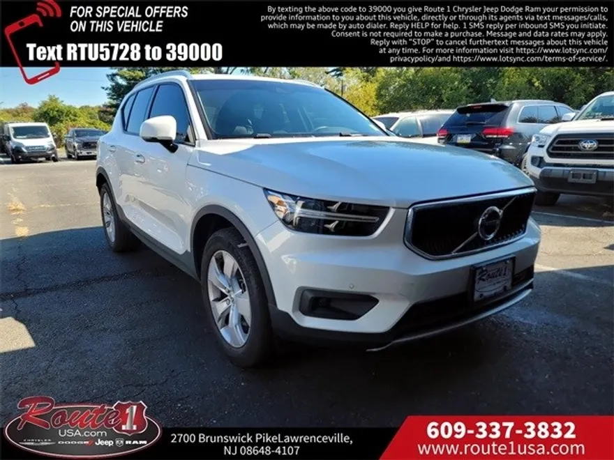 2022 Volvo XC40 Momentum photo 1