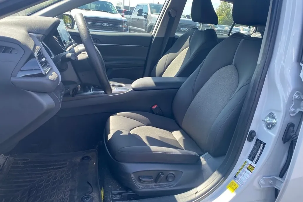 2023 Toyota Camry LE photo 1