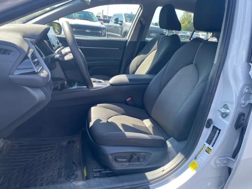 2023 Toyota Camry LE photo 1