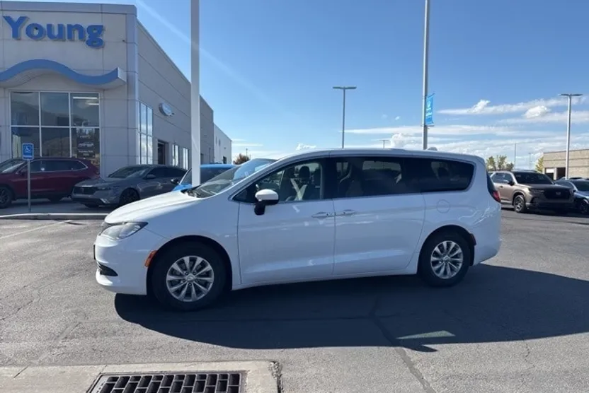 2017 Chrysler Pacifica Touring photo 1