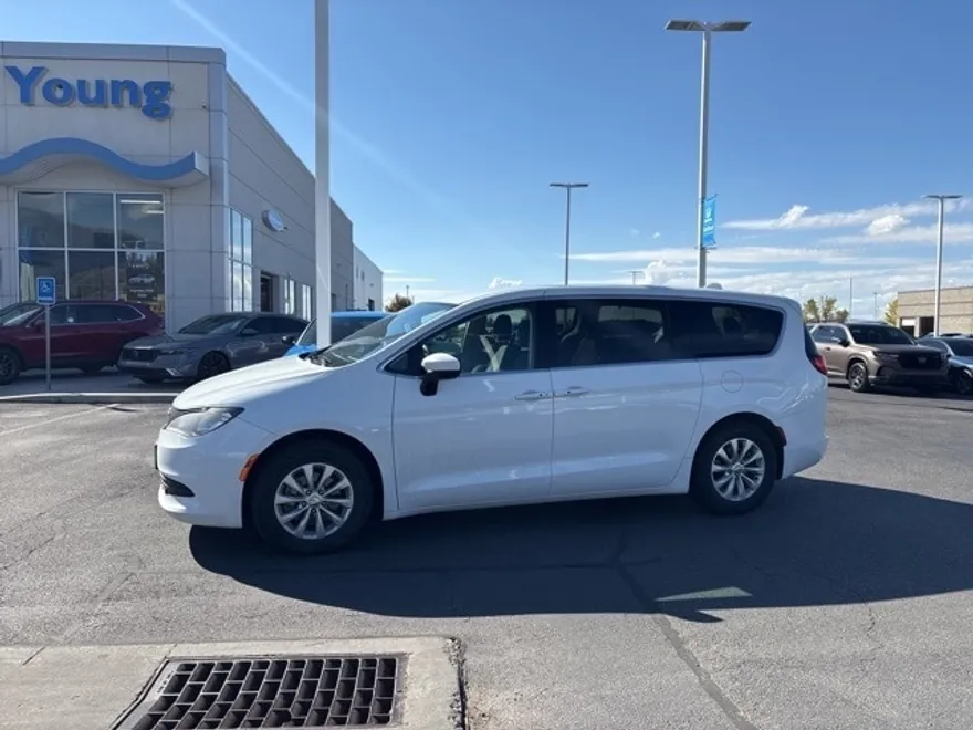 2017 Chrysler Pacifica Touring photo 1