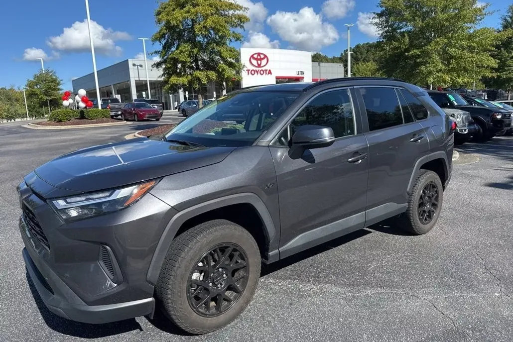 2023 Toyota RAV4 XLE photo 1