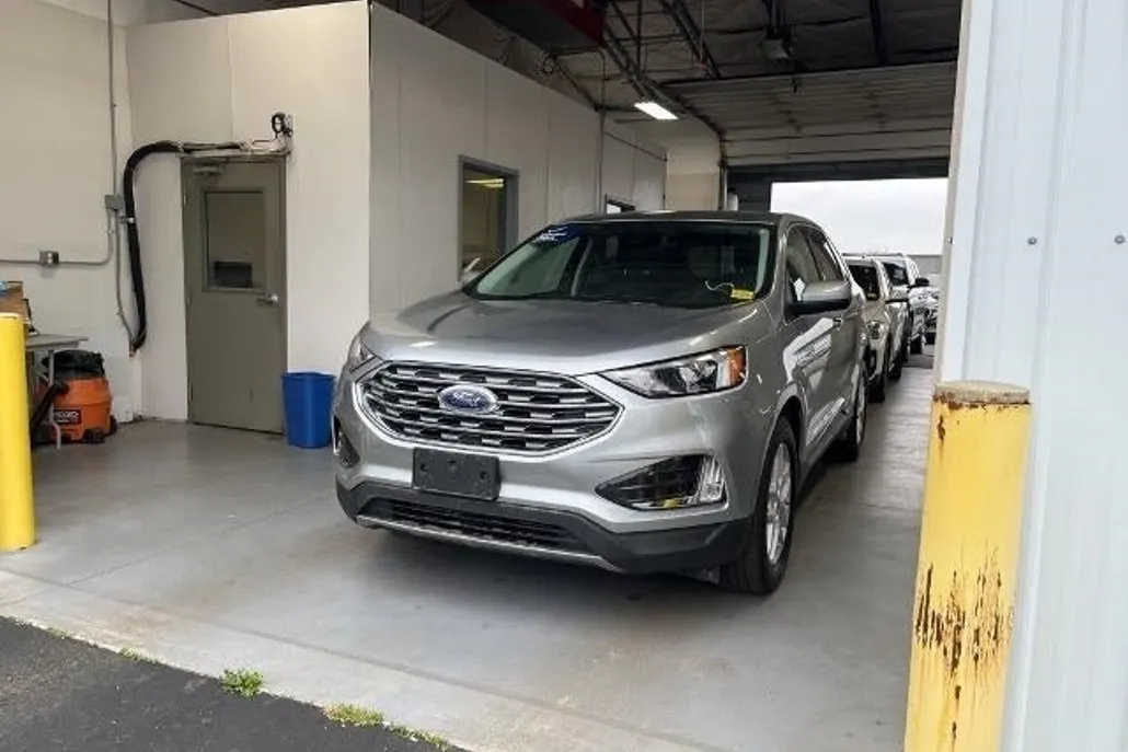 2022 Ford Edge SEL photo 1