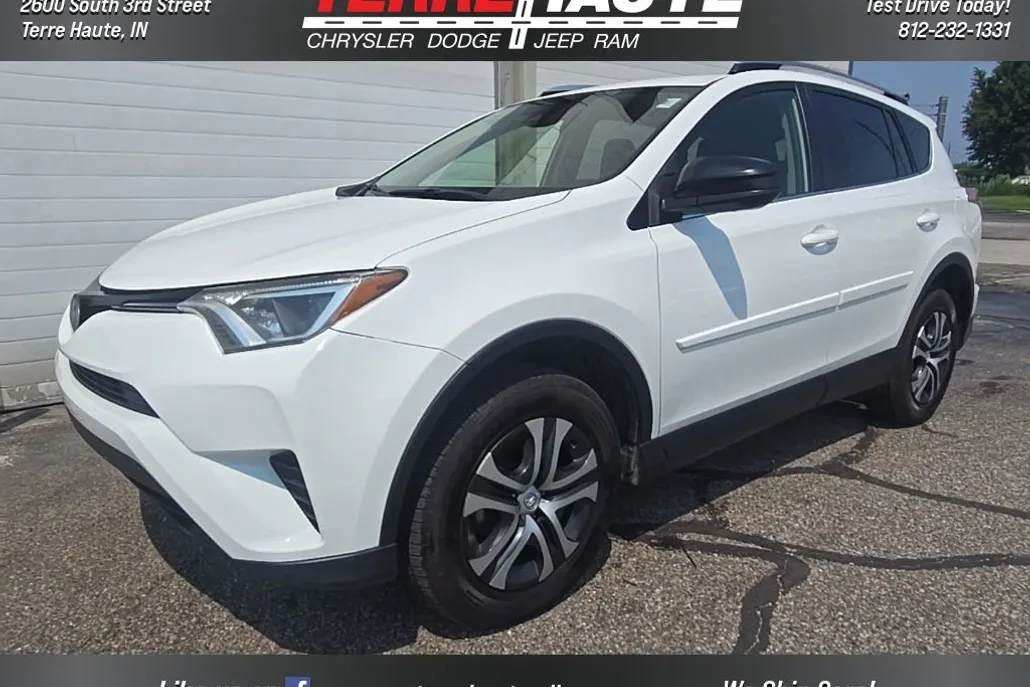 2017 Toyota RAV4 LE photo 1