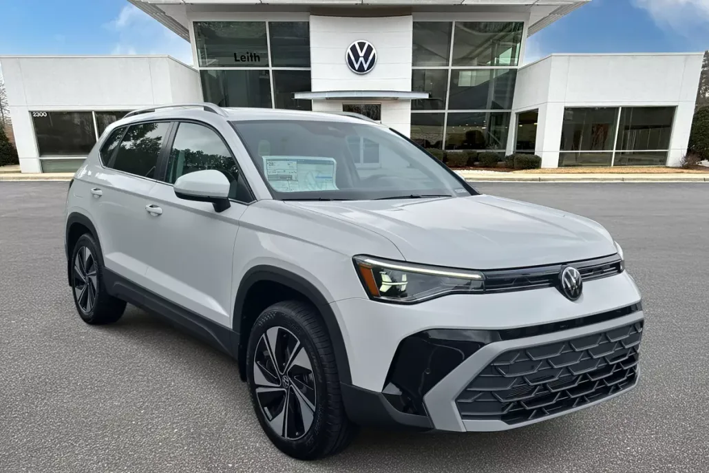 2025 Volkswagen Taos SE photo 1