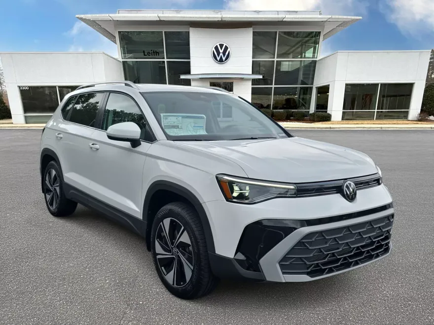 2025 Volkswagen Taos SE photo 1