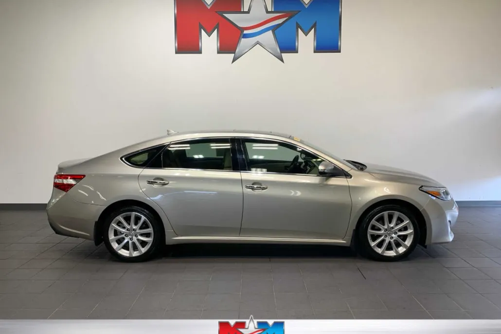 2013 Toyota Avalon Limited photo 1
