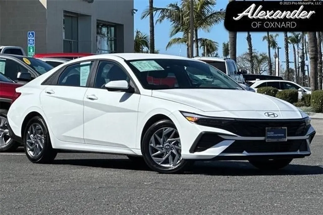 2024 Hyundai Elantra SEL photo 1