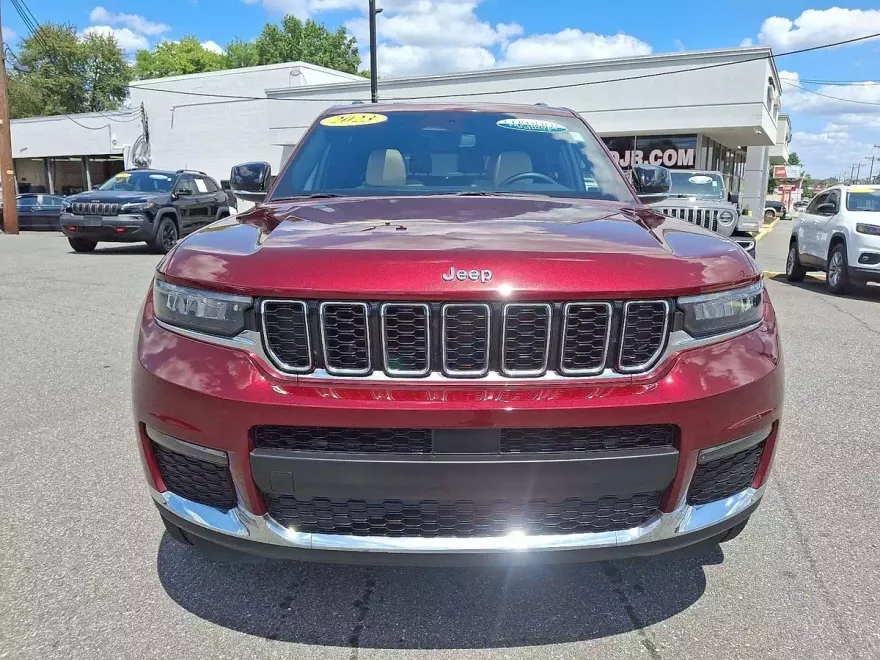 2023 Jeep Grand Cherokee Limited photo 1
