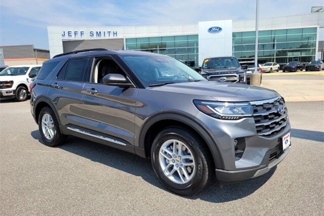 2025 Ford Explorer photo 1