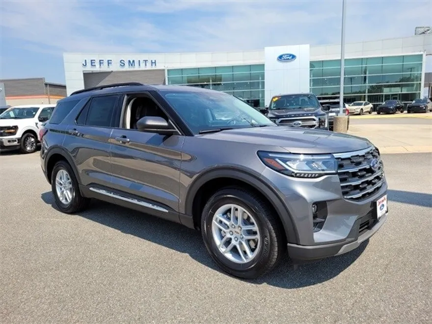 2025 Ford Explorer photo 1