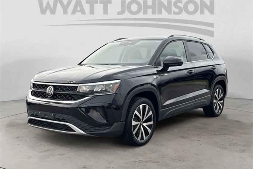 2024 Volkswagen Taos SE photo 1
