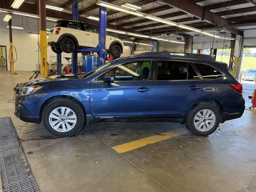 2019 Subaru Outback Premium photo 1