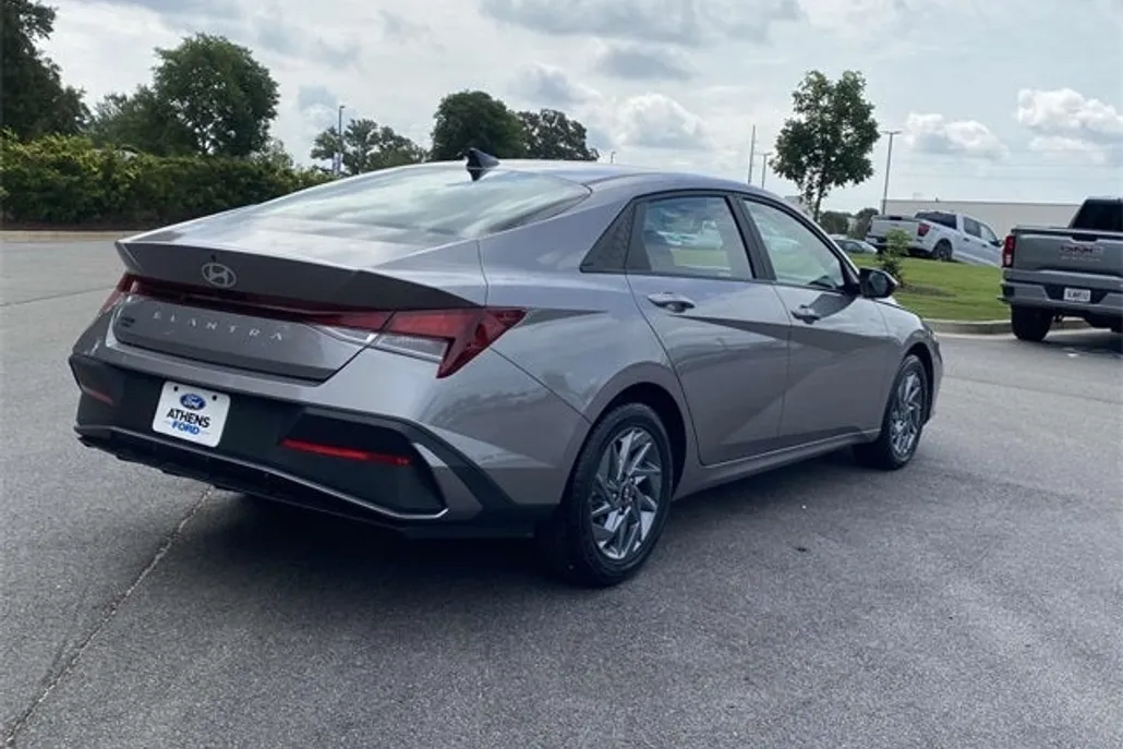 2024 Hyundai Elantra SEL photo 1
