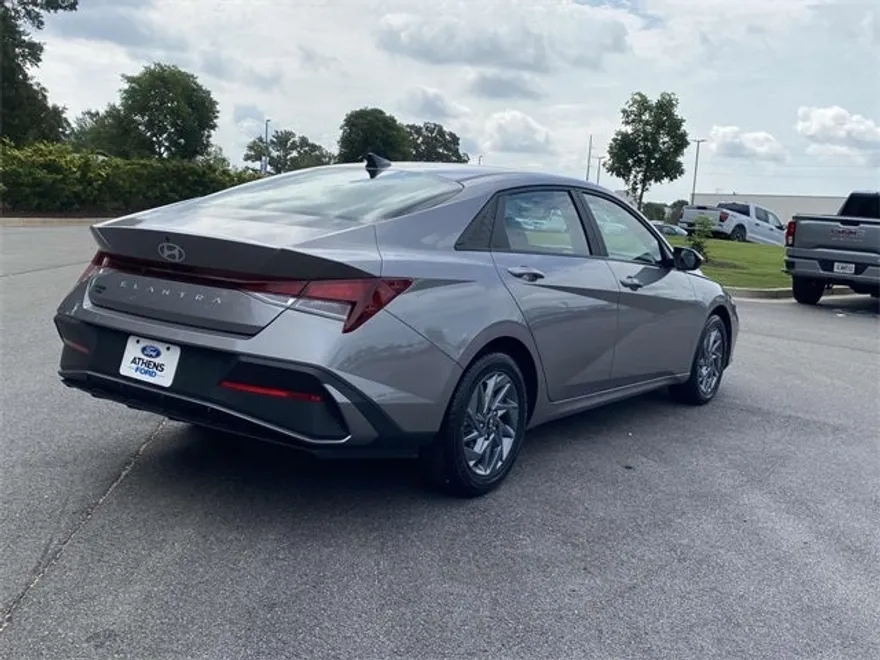 2024 Hyundai Elantra SEL photo 1