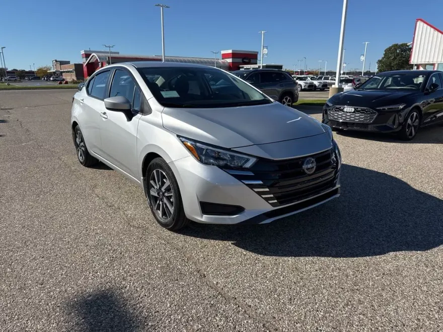2025 Nissan Versa 1.6 SV photo 1