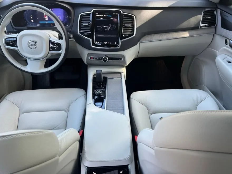 2025 Volvo XC90 T8 Plus photo 1