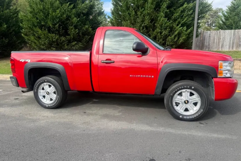 2007 Chevrolet Silverado LS photo 1