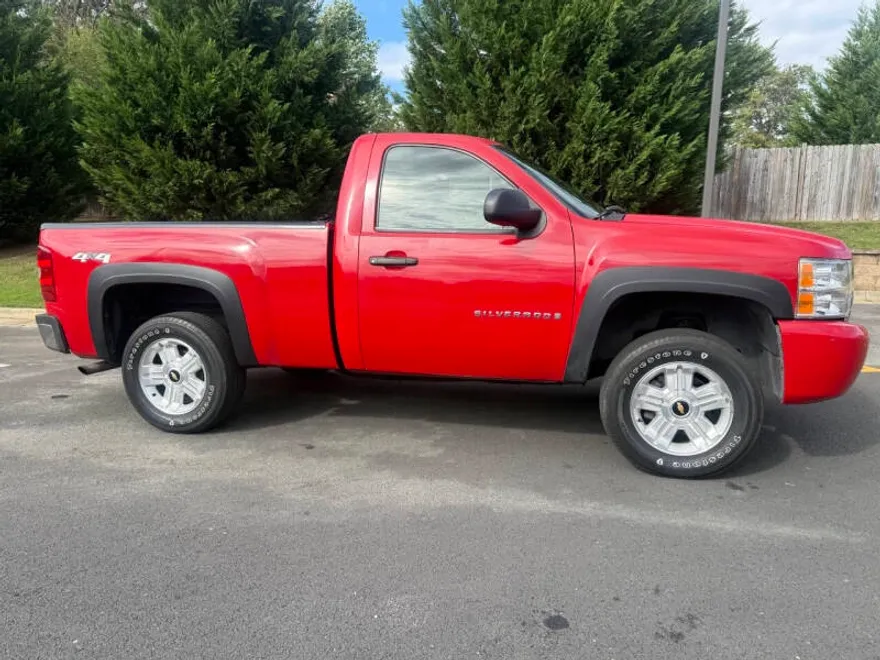 2007 Chevrolet Silverado LS photo 1