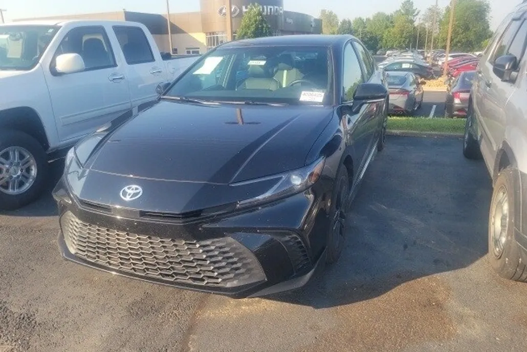 2025 Toyota Camry SE photo 1