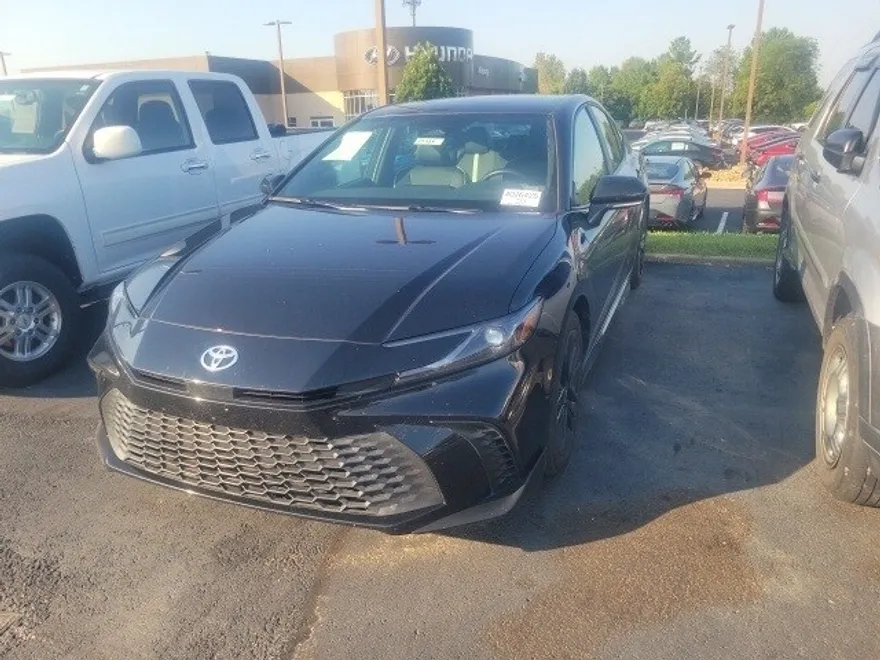 2025 Toyota Camry SE photo 1
