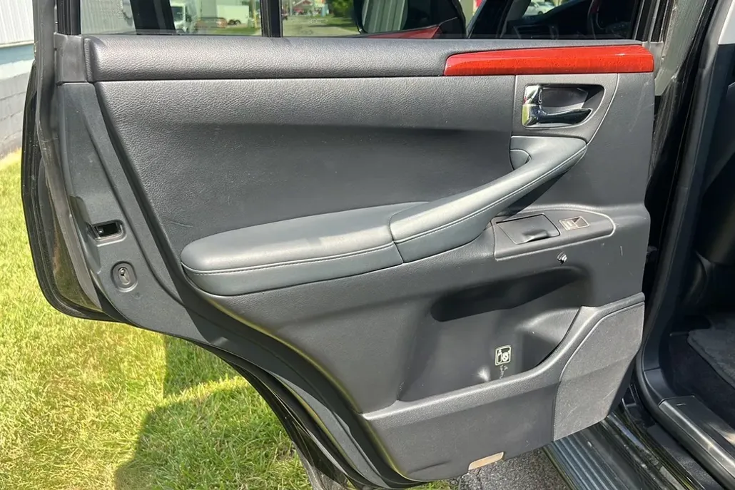 2011 Lexus LX 570 photo 1