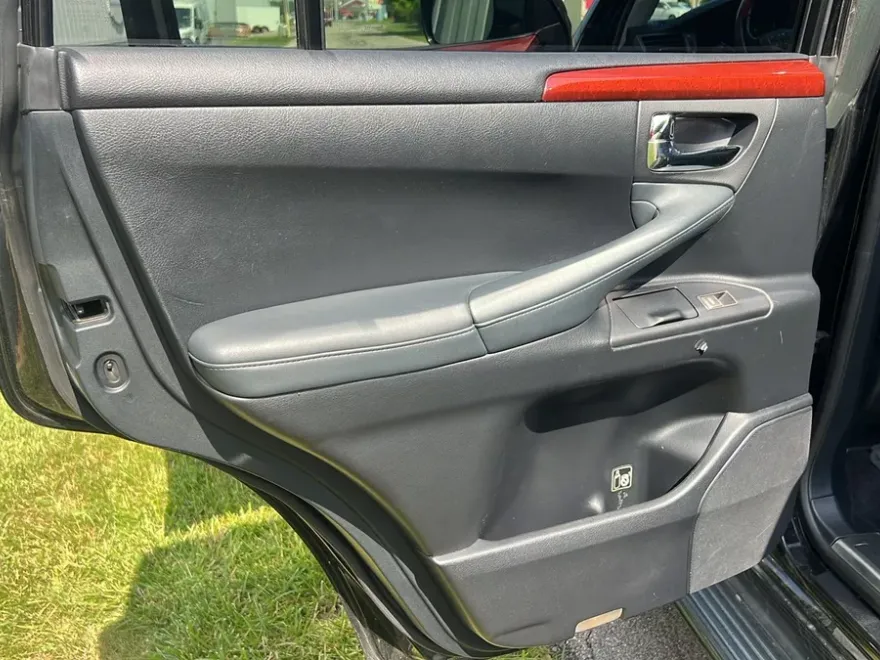 2011 Lexus LX 570 photo 1