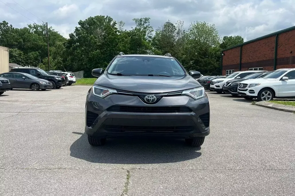 2018 Toyota RAV4 LE photo 1