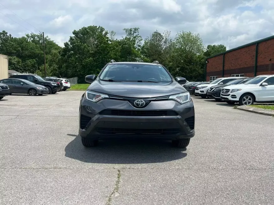 2018 Toyota RAV4 LE photo 1