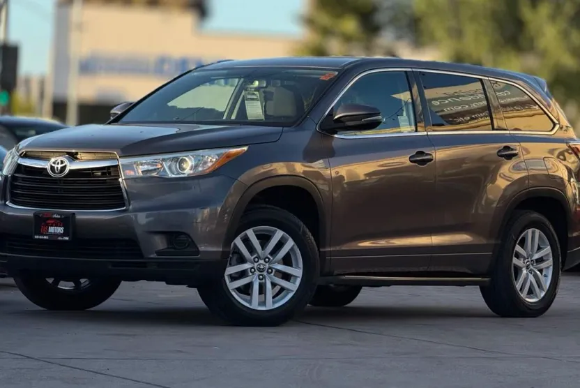 2016 Toyota Highlander LE photo 1