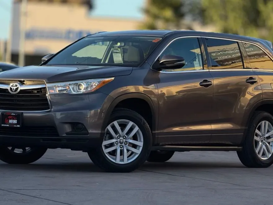 2016 Toyota Highlander LE photo 1