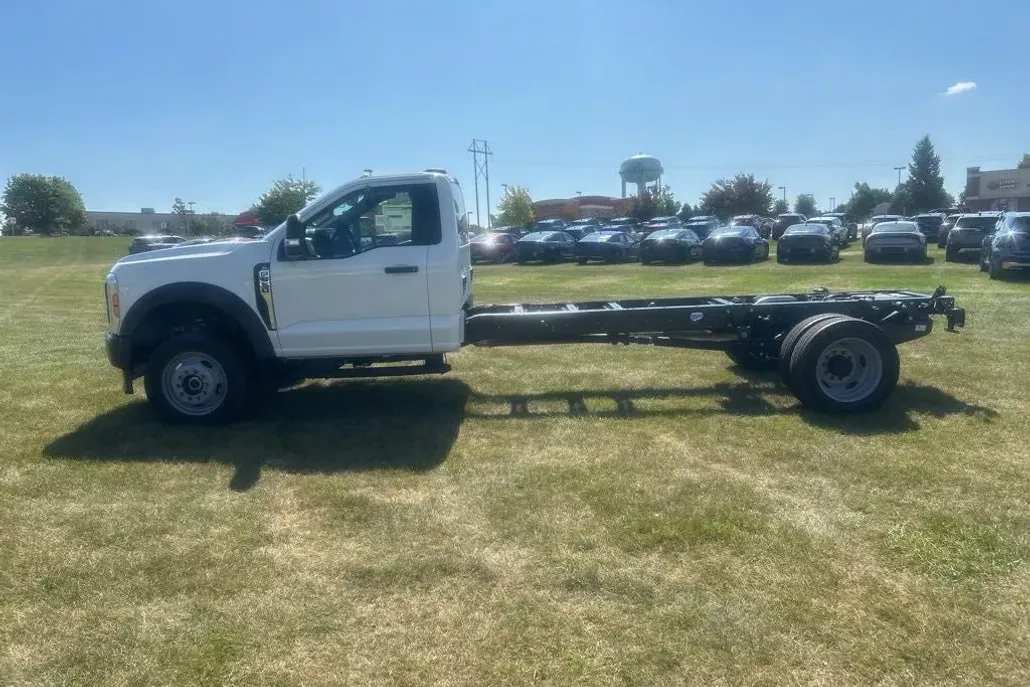 2025 Ford F-550 photo 1