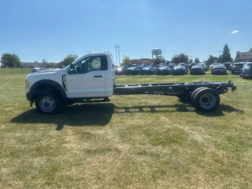 2025 Ford F-550 photo 1
