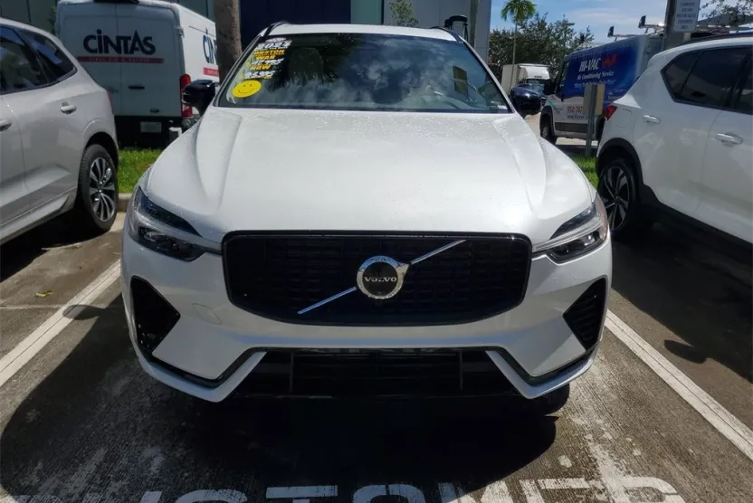 2024 Volvo XC60 Recharge Hybrid T8 Plus photo 1