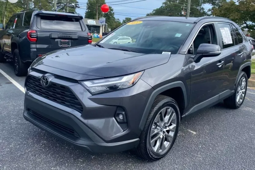 2022 Toyota RAV4 XLE Premium photo 1