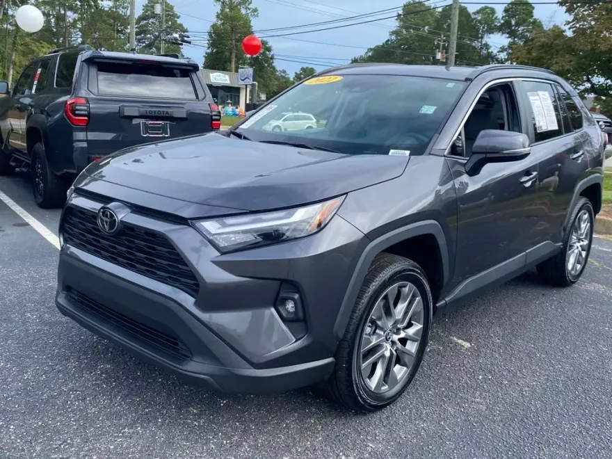 2022 Toyota RAV4 XLE Premium photo 1
