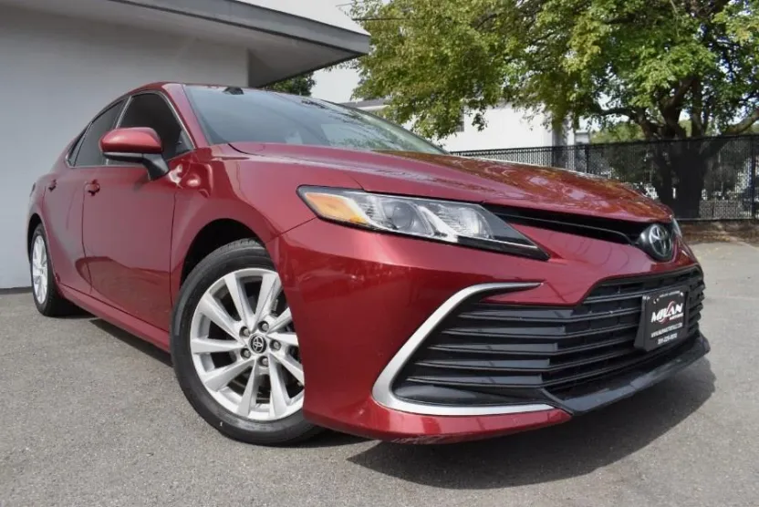 2021 Toyota Camry LE photo 1