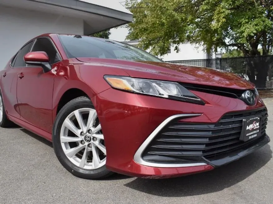 2021 Toyota Camry LE photo 1