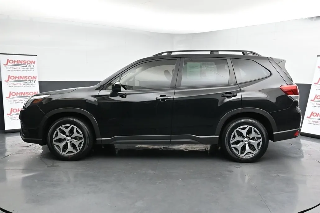 2023 Subaru Forester Premium photo 1