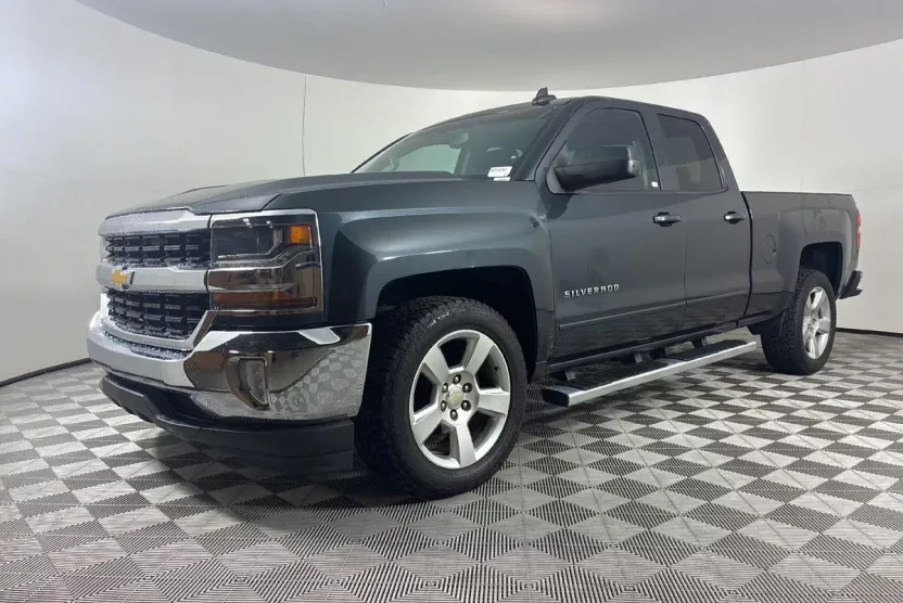 2017 Chevrolet Silverado 1500 LT photo 1